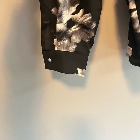 Le Chateau New. Chiffon black floral blouse w belt - Picture 2 of 5